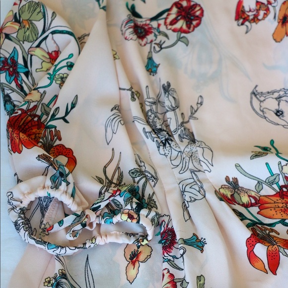 Shallow V Loose Fit Floral Blouse - Picture 3 of 3